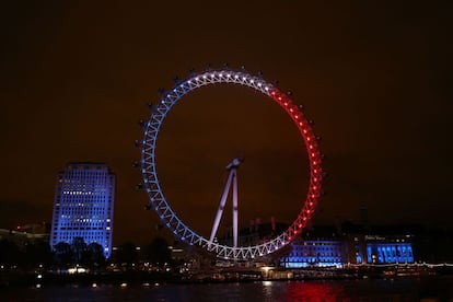 La noria London Eye, uno de los símbolos de Londres, iluminada con los colores de la bandera nacional francesa.