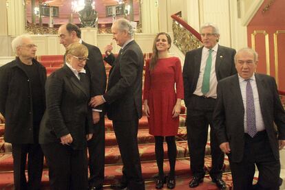 De izquierda a derecha, el arquitecto Frank O. Gehry; la cineasta Helena Taberna; el presidente de Iberdrola, Ignacio Snchez Galn; el presidente de la Fundacin Sabino Arana, Juan Mara Atutxa; la triatleta Virginia Berasategi, el cientfico Pedro Miguel Etxenike y el presidente del grupo empresarial Gureak, I?aki Alkorta, ayer en las escaleras del Teatro Arriaga antes de la entrega de los premios.