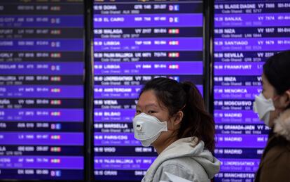 Pasajeros con mascarillas en el Aeropuerto de Barcelona