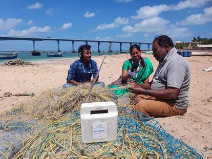 La radio perdida entre las redes forma parte del día a día de los pescadores de Pamban.