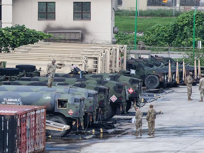 Vehículos militares estadounidenses en la base de Dongducheon, en Corea del Sur, preparándose para las maniobras conjuntas que van a realizar ambos países a partir del 22 de agosto.