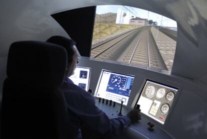 José Sueiro, monitor de la Escuela Técnica Profesional de Renfe, en la estación de Santiago, al mando del simulador de alta velocidad.