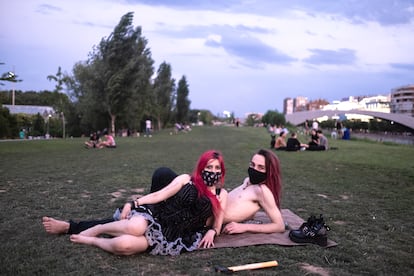 Shiro (18) y Nabia (20) en el Parque de Madrid Río