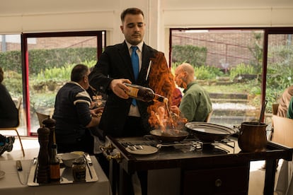 Un alumno ultima el plato en la sala del restaurante gastronómico de la escuela.