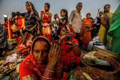 Un grupo de devotos hindúes realiza rituales para venerar la puesta de sol en aguas del río Sabarmati, en Ahmedabad (India). Este festival tiene como figura principal a la diosa del poder, Chatti Mai, a quien se venera durante el amanecer y el atardecer.