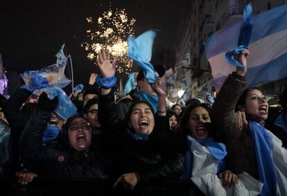 Activistas contra la legalización del aborto se manifiestan fuera frente al Senado en Buenos Aires.