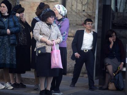 Mujeres ortodoxas judías, en una parada de autobús de Jerusalén, en 2017.