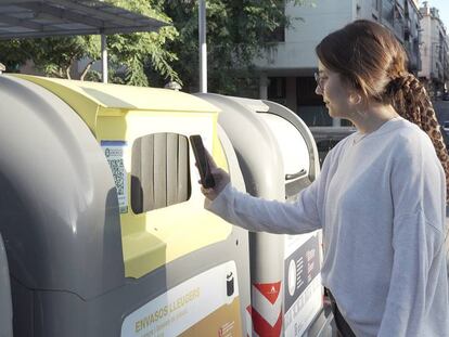 Una dona fent servir l'aplicació Reciclos.