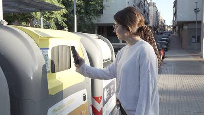 Una mujer usa la aplicación Reciclos.