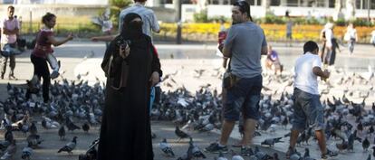 Una mujer con 'niqab' en la Plaza Catalunya, en Barcelona.