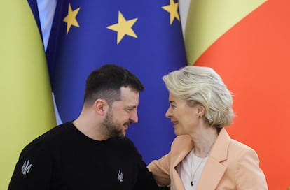 El presidente de Ucrania, Volodímir Zelenski, y la presidenta de la Comisión Europea, Ursula von der Leyen, el 24 de febrero en Kiev.