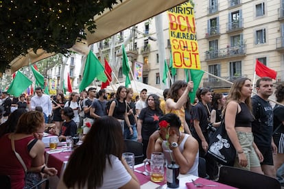 Protesta contra el turismo masivo en La Rambla de Barcelona, el pasado sábado.