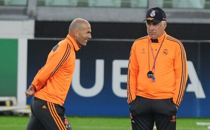 Zinedine Zidane y Carlo Ancelotti dirigen el entrenamiento.