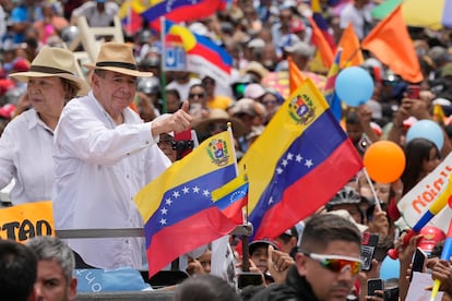 Edmundo González, acompañado de sus esposa Mercedes, saluda a sus simpatizantes en un acto político en Barinas, Venezuela.