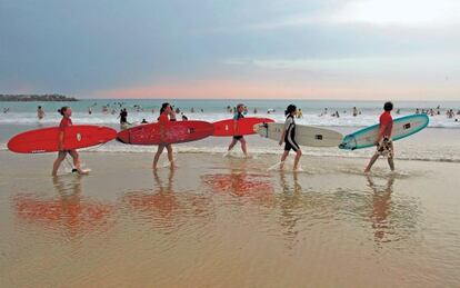 Primera clase de un curso de surf en la playa de la Zurriola, en San Sebastián.
