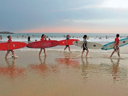 Primera clase de un curso de surf en la playa de la Zurriola, en San Sebasti&aacute;n. 