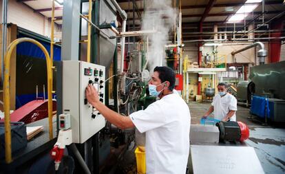 Trabalhadores em uma fábrica.