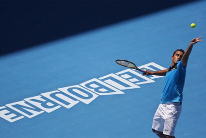 Nicolás Almagro, durante un saque en su enfrentamiento contra Djokovic en el Open de Australia.