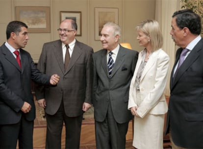 De izquierda a derecha, Lorenzo del Río (asociación Francisco de Vitoria), Fernando de Rosa (vicepresidente del CGPJ), Carlos Dívar (presidente), Gabriela Bravo (portavoz) y José María López (APM), ayer en el Consejo.