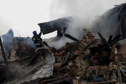 Bomberos trabajan en un edifico de viviendas bombardeado por Rusia en Járkov, este miércoles.