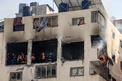 Fuego en una vivienda de Gaza tras un ataque israelí.