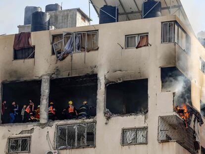 Fuego en una vivienda de Gaza tras un ataque israelí.