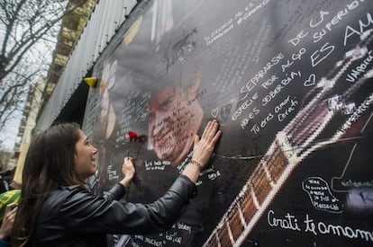 Una fan frente a otra de las fotos con mensajes de despedida para el ídolo del rock en español que se colocaron cerca de la Clínica Alcla. El director de este hospital, Gustavo Barbalace, se había pronunciado este jueves 4 de septiembre a las 3 de la tarde para confirmar que Cerati había fallecido entre las 9 y las 10 de la mañana.