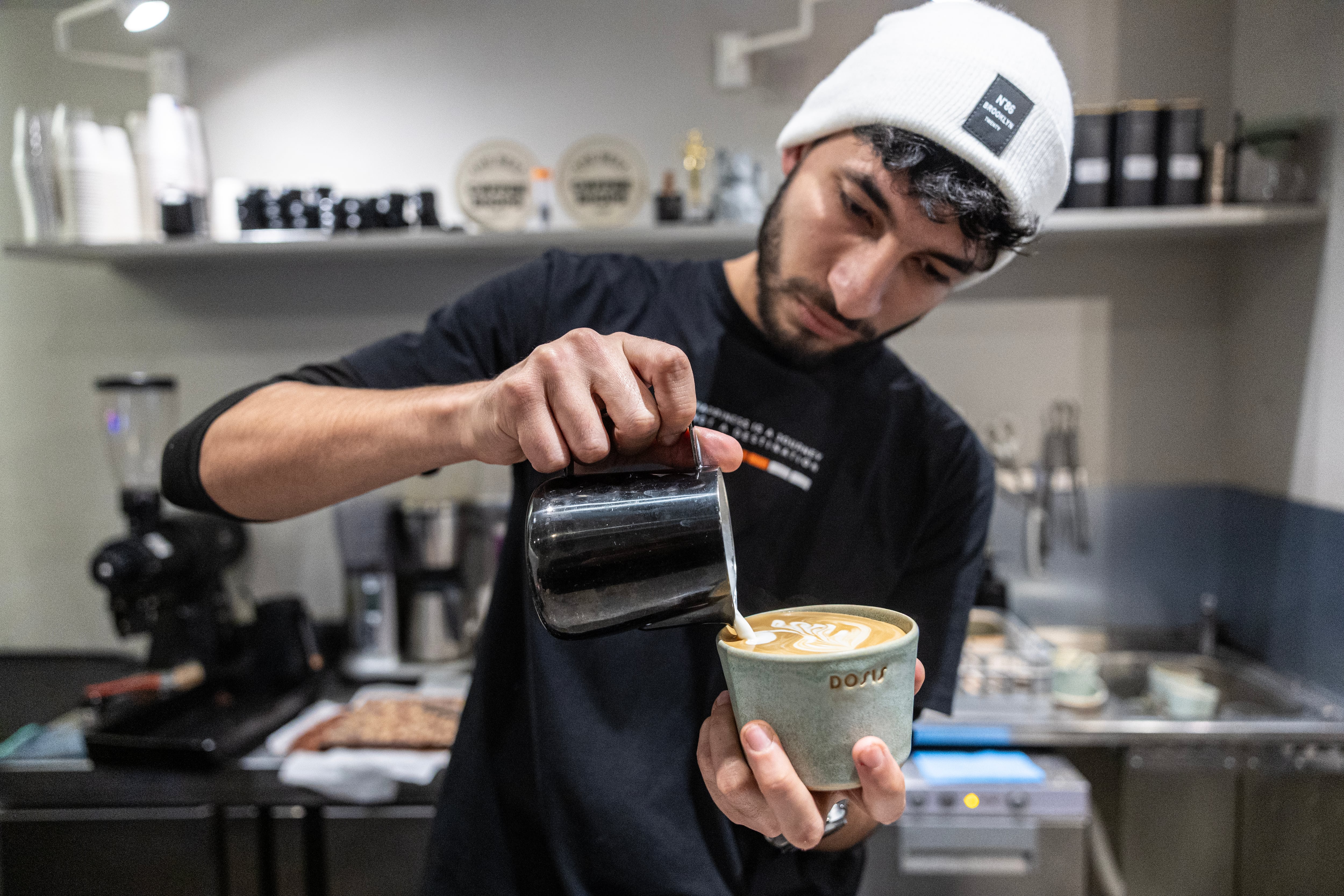 Un empleado de Dosis Café, en el centro de Madrid.