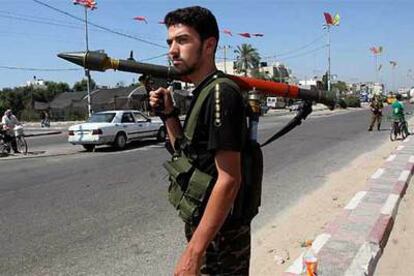 Un militar palestino del grupo islámico Hamás con un lanzagranadas RPG vigila en el campo de refugiados de Nusairat, en la Franja de Gaza.