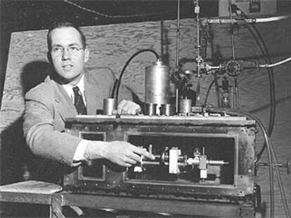 Charles Townes, de la Universidad de Columbia, presenta el primer máser en Nueva York, en enero de 1955.