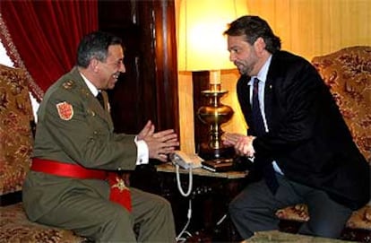 El presidente del Parlamento catalán, Ernest Benach, con el inspector general del Ejército de Tierra, Francisco Boyero, en la audiencia celebrada ayer en el despacho oficial del primero.