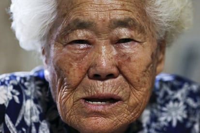 Lee Ok-sun, antigua mujer de solaz, posa en su habitación de la residencia para víctimas como ella en Gwangju, en Corea del Sur.