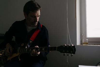 Gonzalo Eizaga acaricia su Gibson Les Paul. 