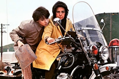 'Harold y Maude' (Hal Ashby, 1971) 
	

	Un joven millonario de tendencias suicidas, obsesionado con la muerte, hace amistad con una octogenaria que comparte con él el gusto por el más allá. De su encuentro nacería una historia de amor que rompía algunos tabúes y daba como resultado una de las comedias más sombrías y vitales del Hollywood de los 70.