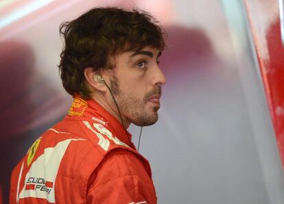 Fernando Alonso, en el garaje de Ferrari.