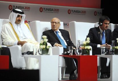 El presidente tunecino, Beji Caïd Essebsi, sentado entre el "premier" francés y el emir de Qatar.