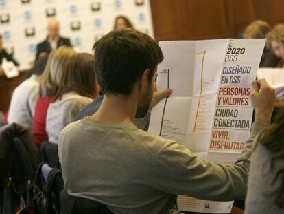 Un joven lee un resumen del Plan Estratégico 2020 de San Sebastián, presentado ayer.