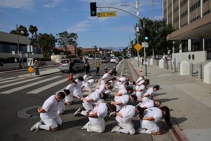 Los manifestantes se agruparon de la misma forma que lo hacen los detenidos en el CECOT, en Los Ángeles, California. 
