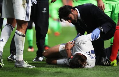 Gareth Bale del Real Madrid es ayudado asistentes médicos después de una jugada.
