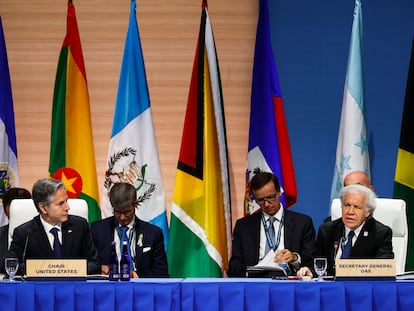 El secretario de Estado de EEUU, Antony Blinken (i), conversa con el secretario general de la OEA, Luis Almagro (d), durante la primera reunión de cancilleres y ministros de Exteriores en la Cumbre de las Américas, el 8 de junio de 2022, en Los Ángeles.