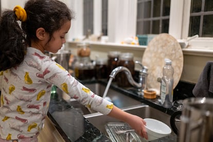 En la parentificación instrumental los niños asumen responsabilidades como las tareas domésticas: limpiar, cocinar y hacer la compra.