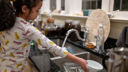 En la parentificación instrumental los niños asumen responsabilidades como las tareas domésticas: limpiar, cocinar y hacer la compra.