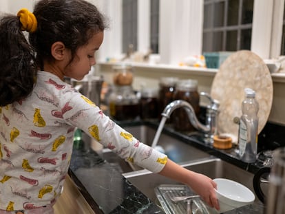 En la parentificación instrumental los niños asumen responsabilidades como las tareas domésticas: limpiar, cocinar y hacer la compra.