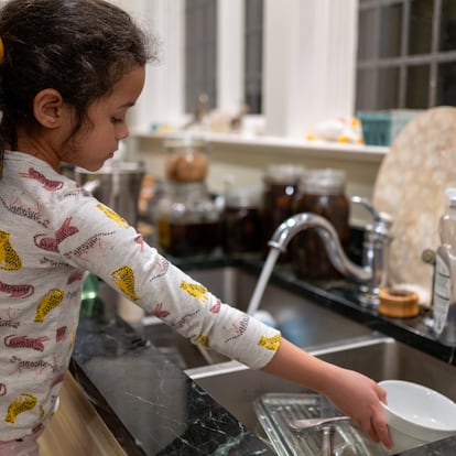 En la parentificación instrumental los niños asumen responsabilidades como las tareas domésticas: limpiar, cocinar y hacer la compra.