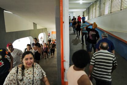 Ciudadanos entran a votar en una casilla de Río de Janeiro.