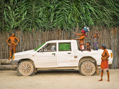 Walé Rival, de 20 años, 
posó montada en el coche del fotógrafo, como si volviera orgullosa al poblado, en la región africana de Bikoro, en el Congo. 