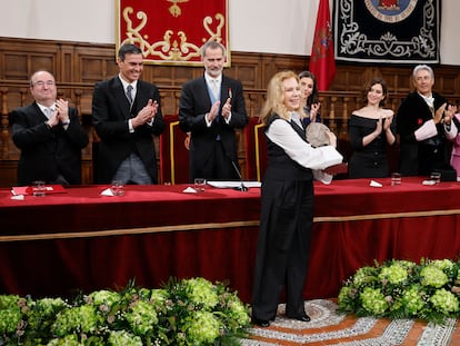 Cecilia Roth sonríe tras recoger el Premio Cervantes en nombre de la escritora uruguaya Cristina Peri Rossi de manos de los reyes y en presencia de Miquel Iceta, Pedro Sánchez, Isabel Díaz Ayuso, y el rector de la Universidad de Alcalá de Henares, José Vicente Saz.