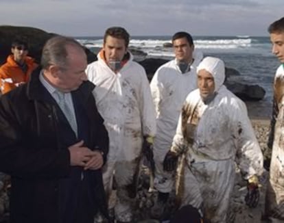 Rato durante su visita a la costa gallega tras la catástrofe del 'Prestige'. (15/01/2003)