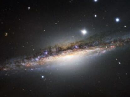 El Observatorio Austral Europeo ha publicado imágenes actualizadas de la galaxia espiral NGC 1055, ubicada a 55 millones de años luz de la Tierra