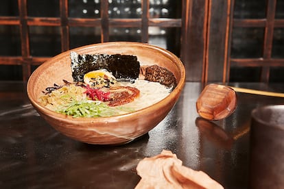 El plato se llama Tonkotsu Ramen y es un estilo de ramen   'Tonkotsu Ramen' del restaurante Chuka Ramen Bar de Madrid.